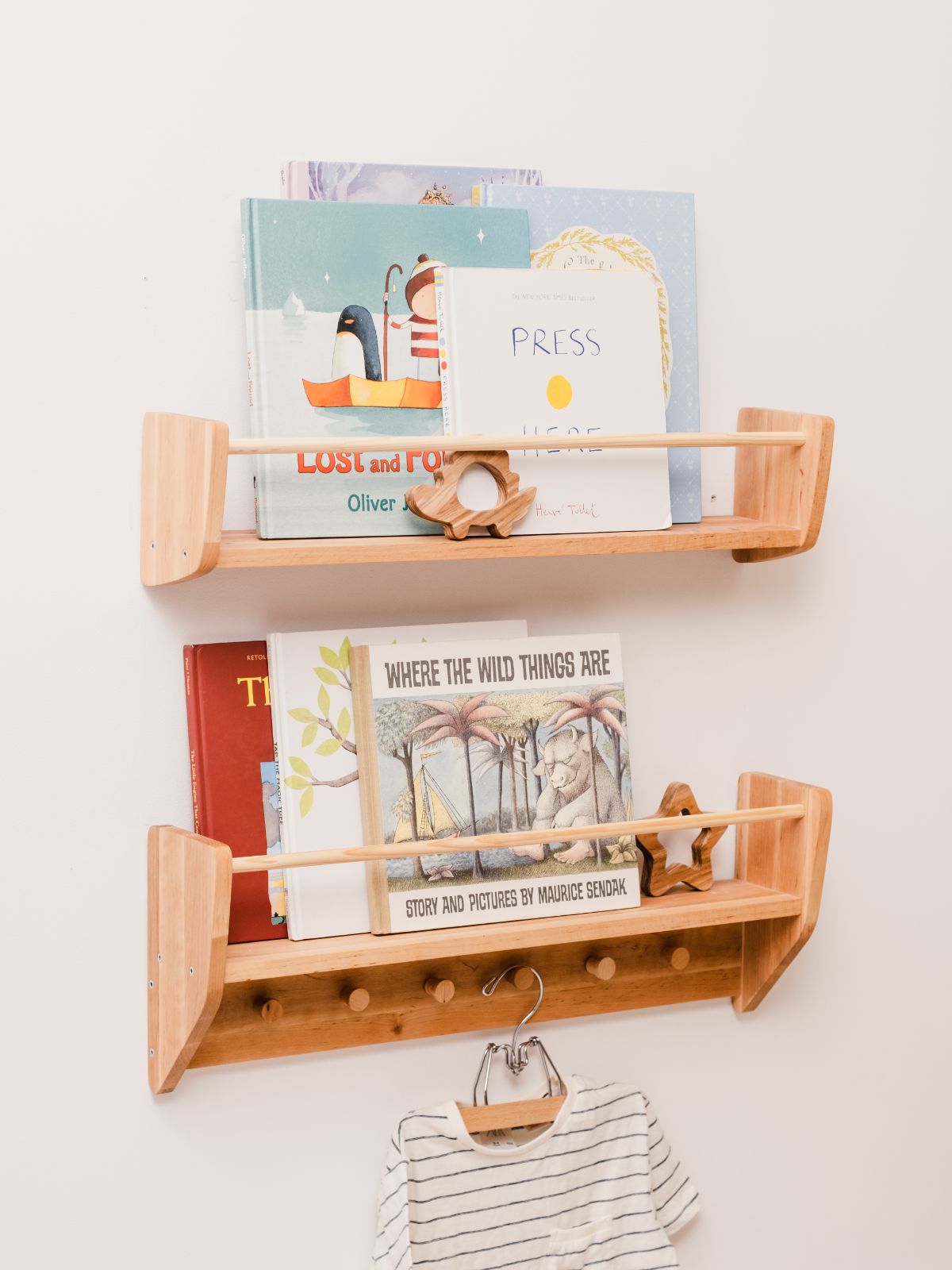 Wandregal für das Kinderzimmer mit Haken