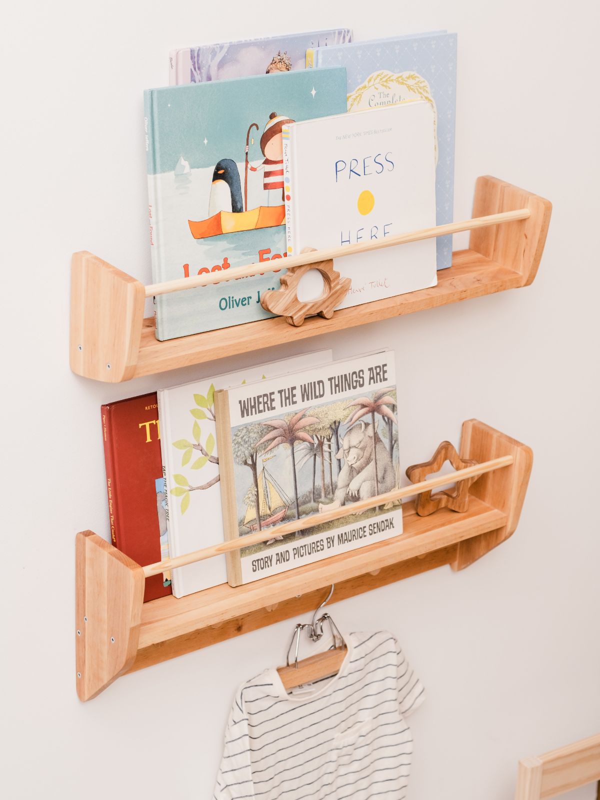 Wandregal für das Kinderzimmer mit Haken