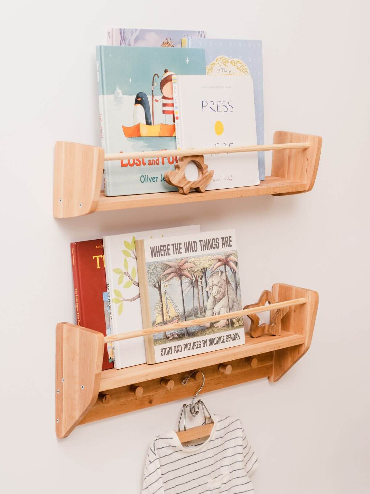 Wandregal für das Kinderzimmer mit Haken