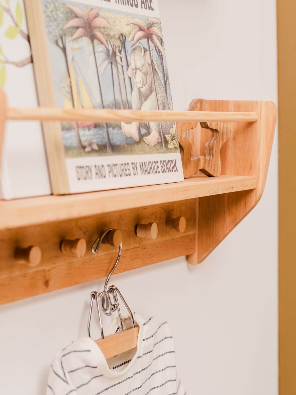 Wandregal für das Kinderzimmer mit Haken