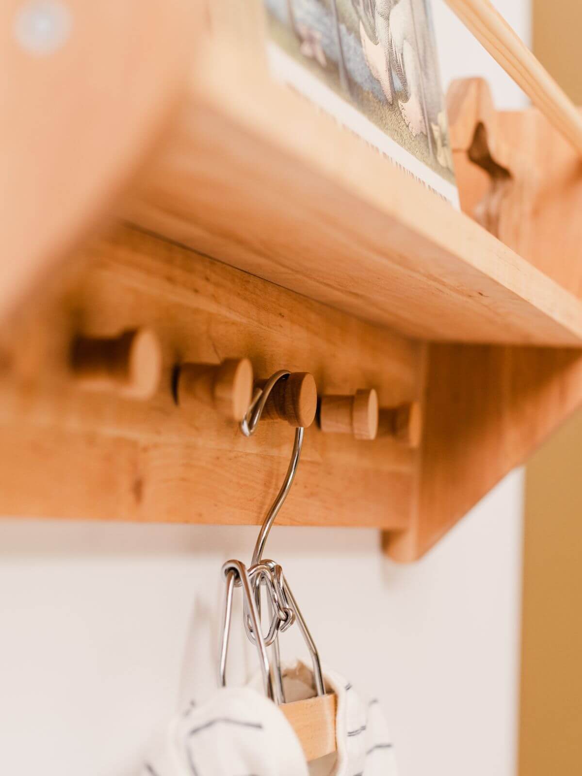 Wandregal für das Kinderzimmer mit Haken