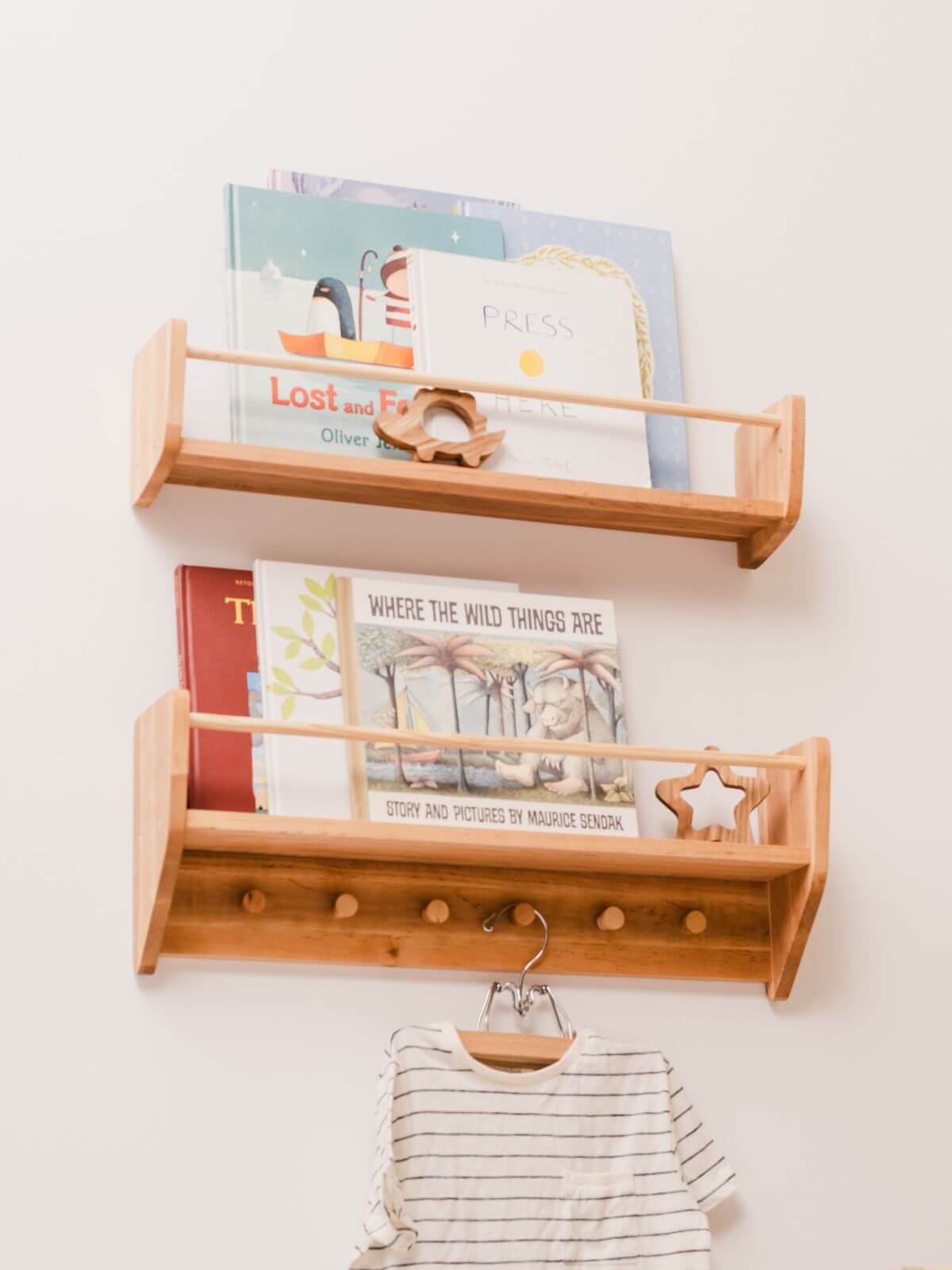 Wandregal für das Kinderzimmer mit Haken